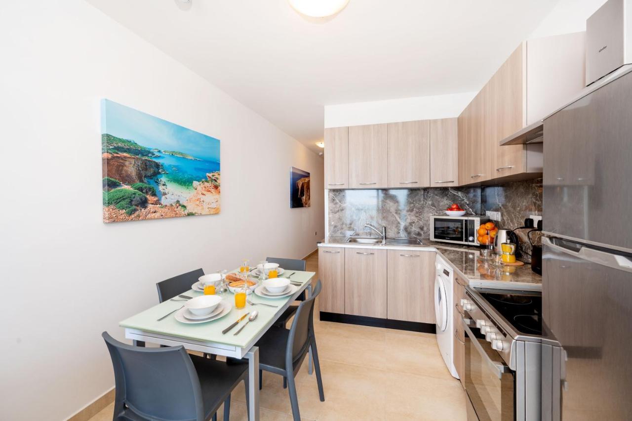 Islet Promenade Seafront 1 Bedroom Apartment With Sea View Balcony By Getawaysmalta Bahía de San Pablo Exterior foto